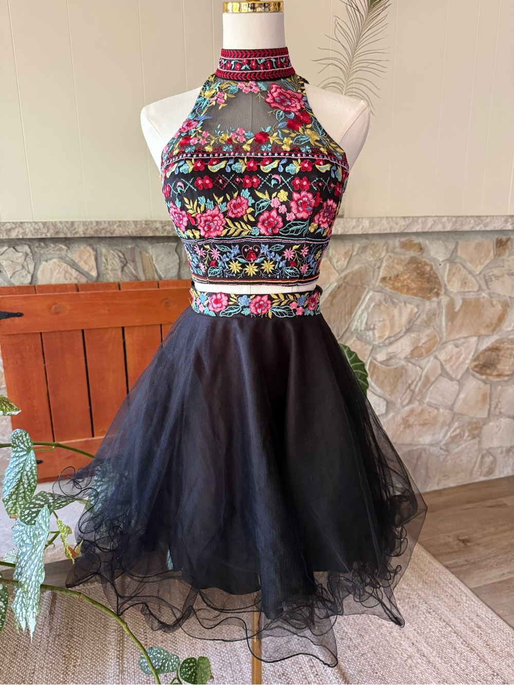 Vintage May Queen Women’s Black Floral Embroidered Halter Party Dress Size 2 XS